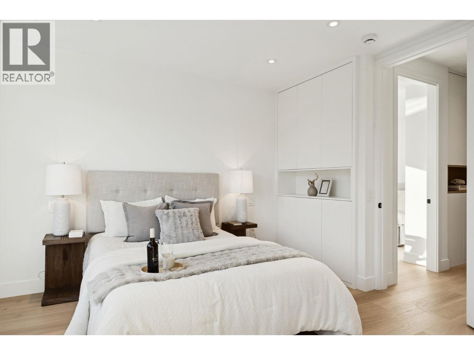 2 3036 W 14TH AVENUE, Vancouver