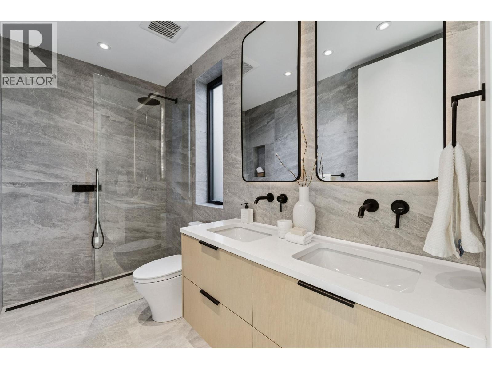 2 3036 W 14TH AVENUE, Vancouver