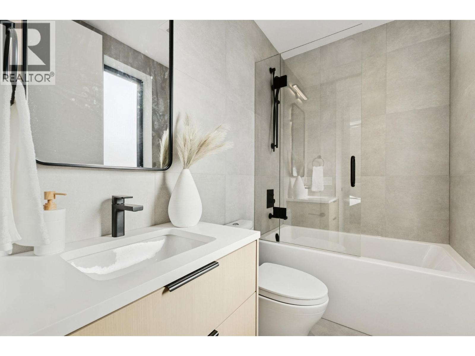 2 3036 W 14TH AVENUE, Vancouver