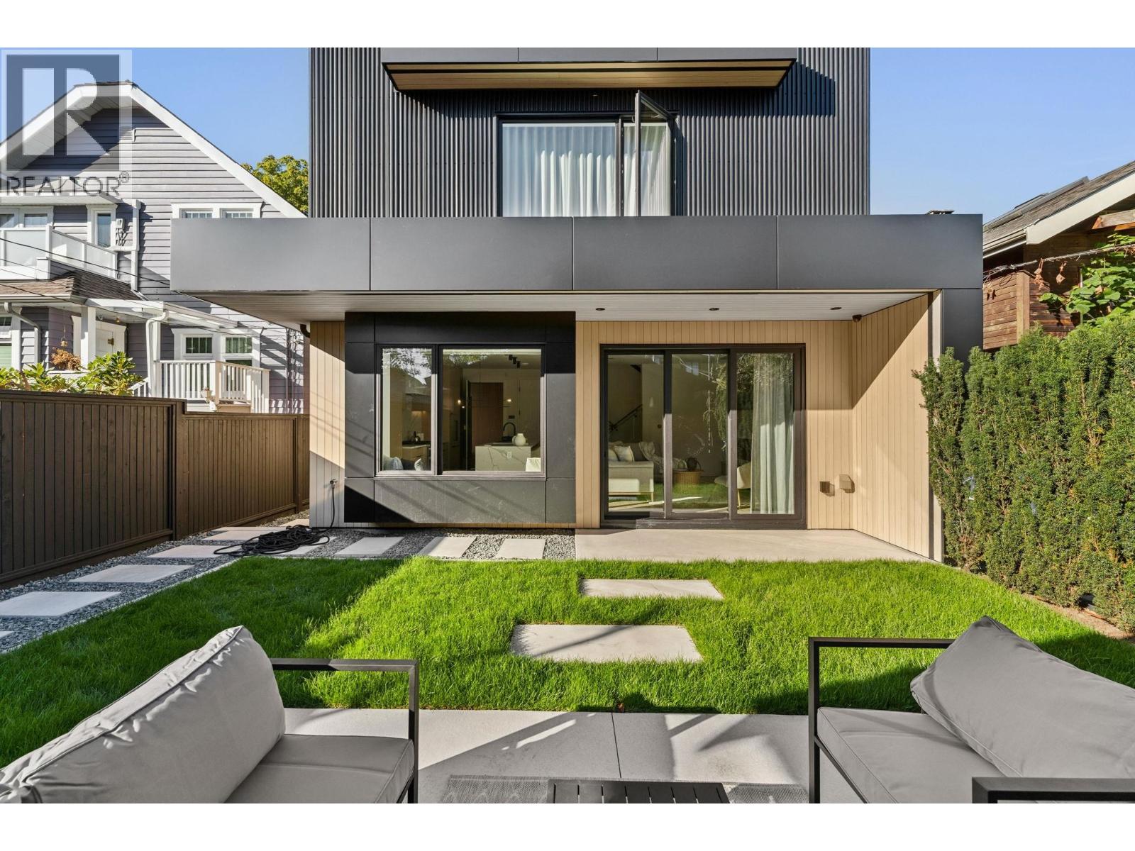 2 3036 W 14TH AVENUE, Vancouver