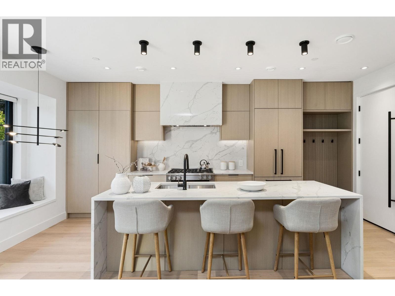 2 3036 W 14TH AVENUE, Vancouver