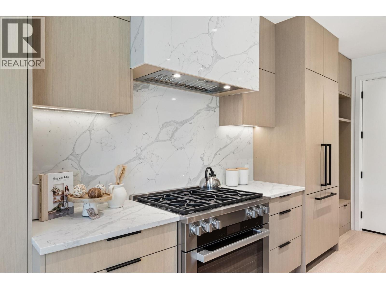 2 3036 W 14TH AVENUE, Vancouver