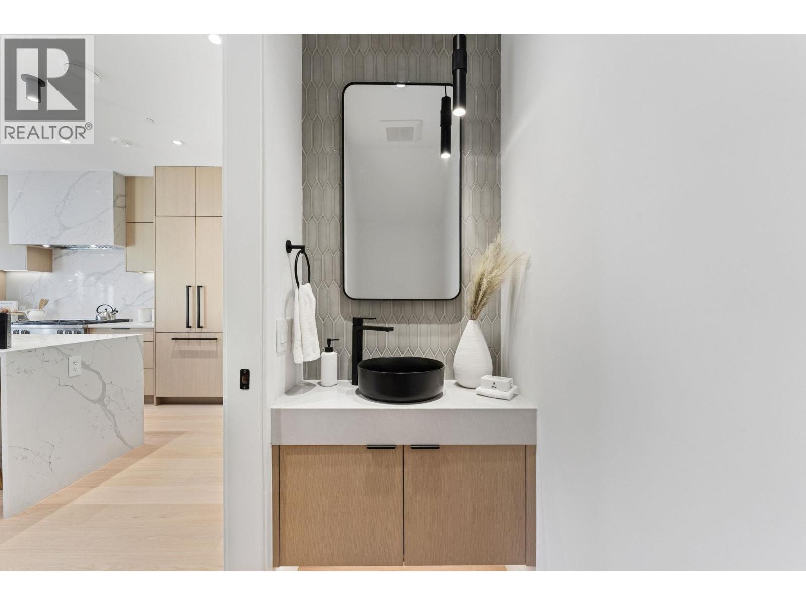 2 3036 W 14TH AVENUE, Vancouver