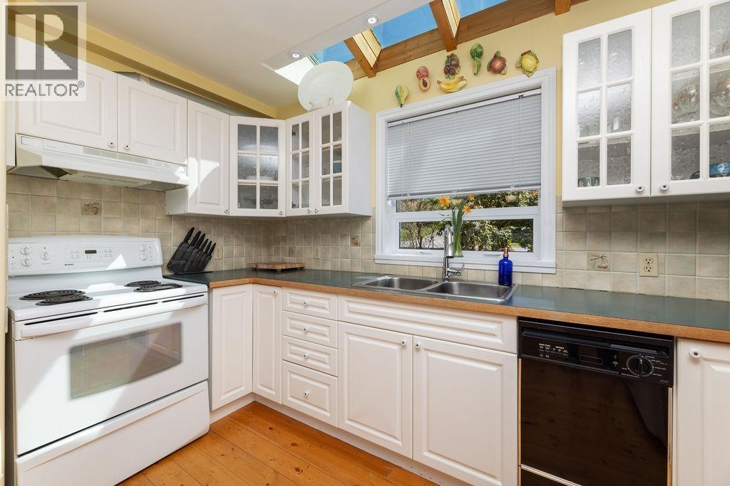 5864 SKOOKUMCHUK ROAD, Sechelt