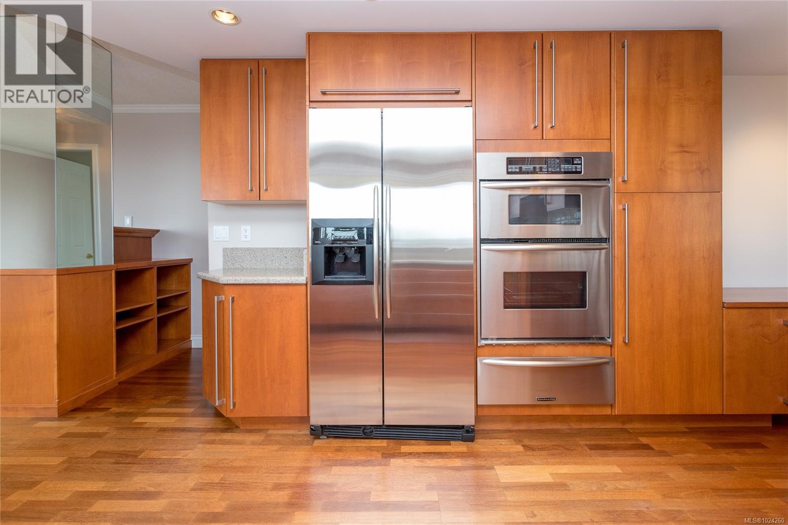 5407 2829 Arbutus Road, Saanich