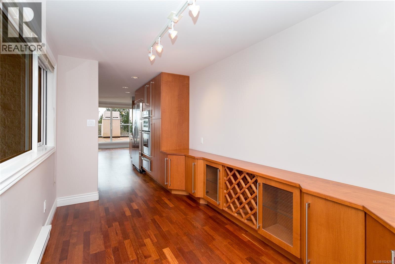 5407 2829 Arbutus Road, Saanich