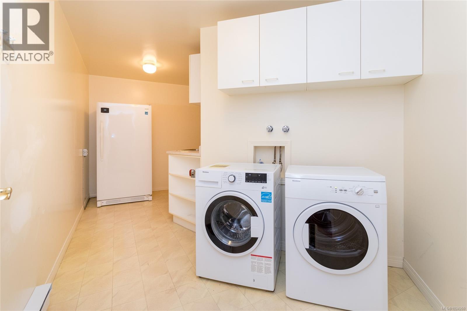 5407 2829 Arbutus Road, Saanich