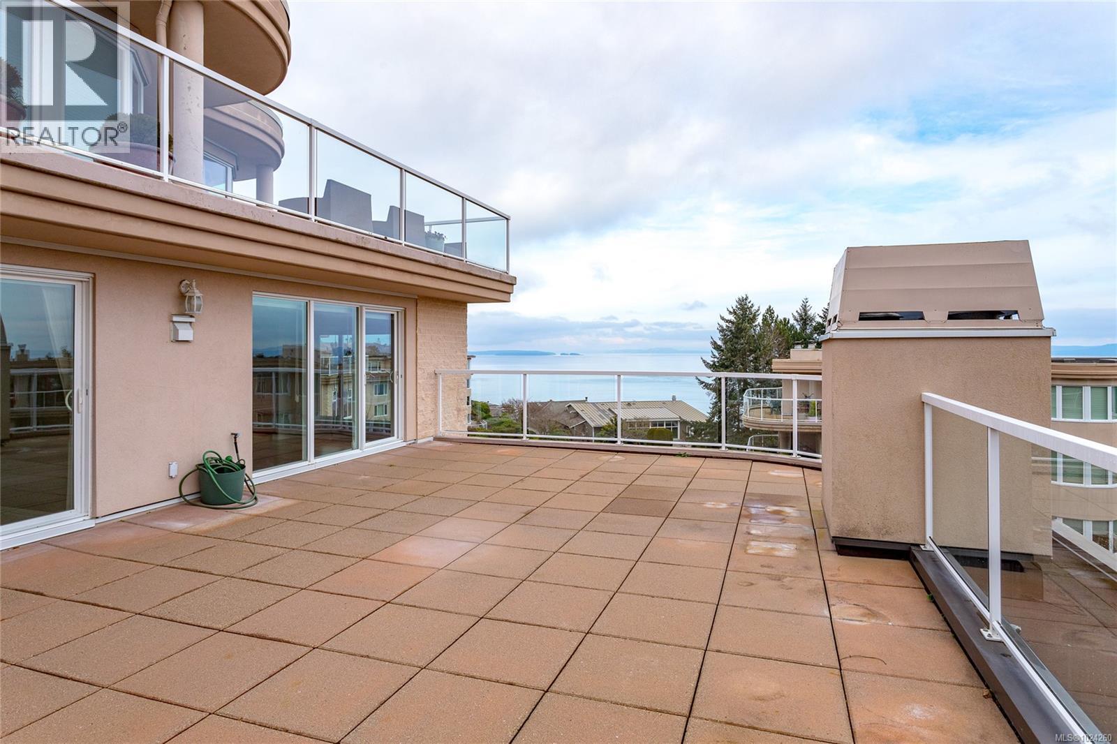 5407 2829 Arbutus Road, Saanich