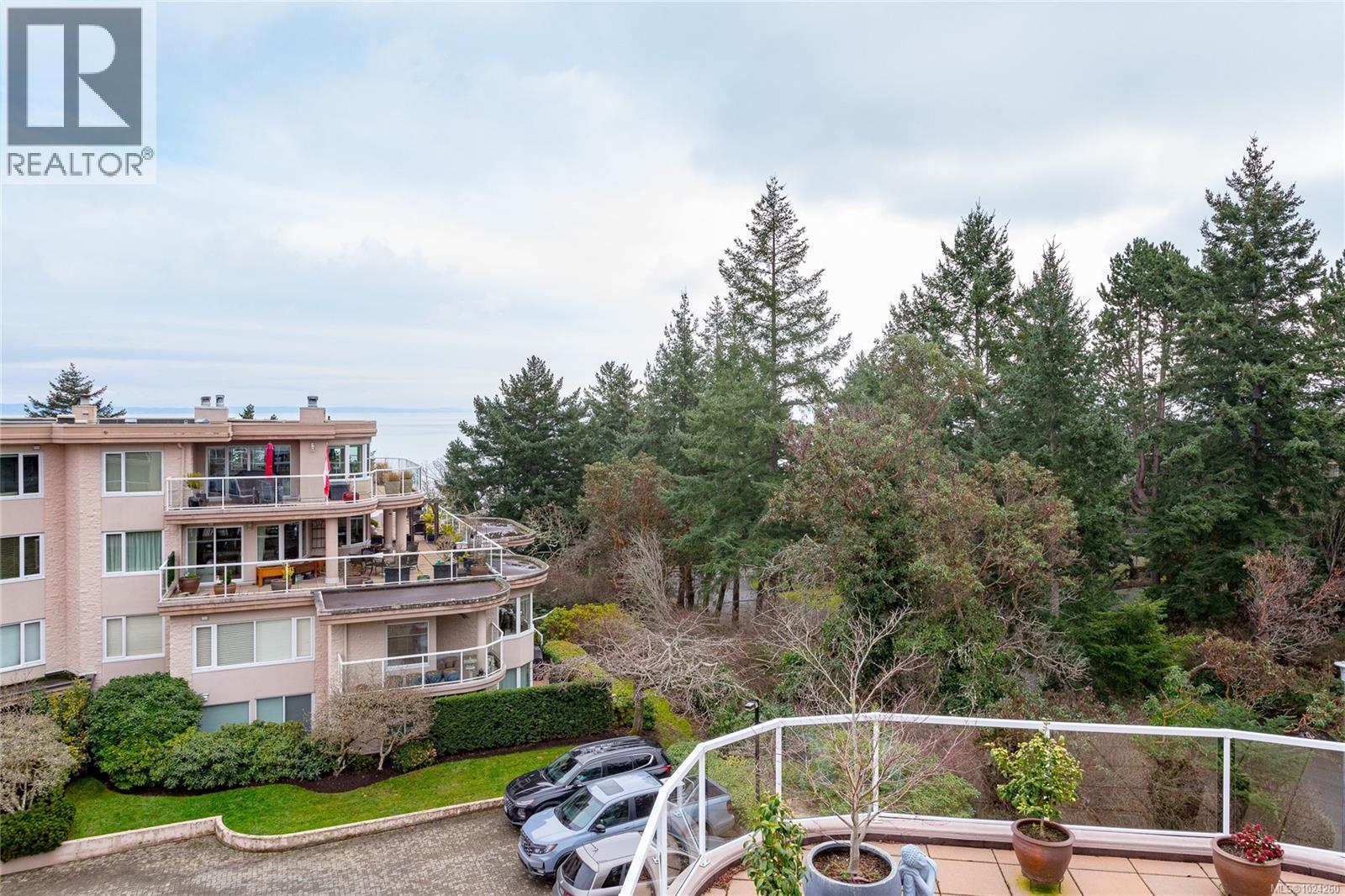 5407 2829 Arbutus Road, Saanich