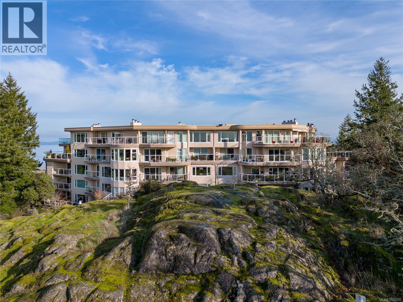 5407 2829 Arbutus Road, Saanich