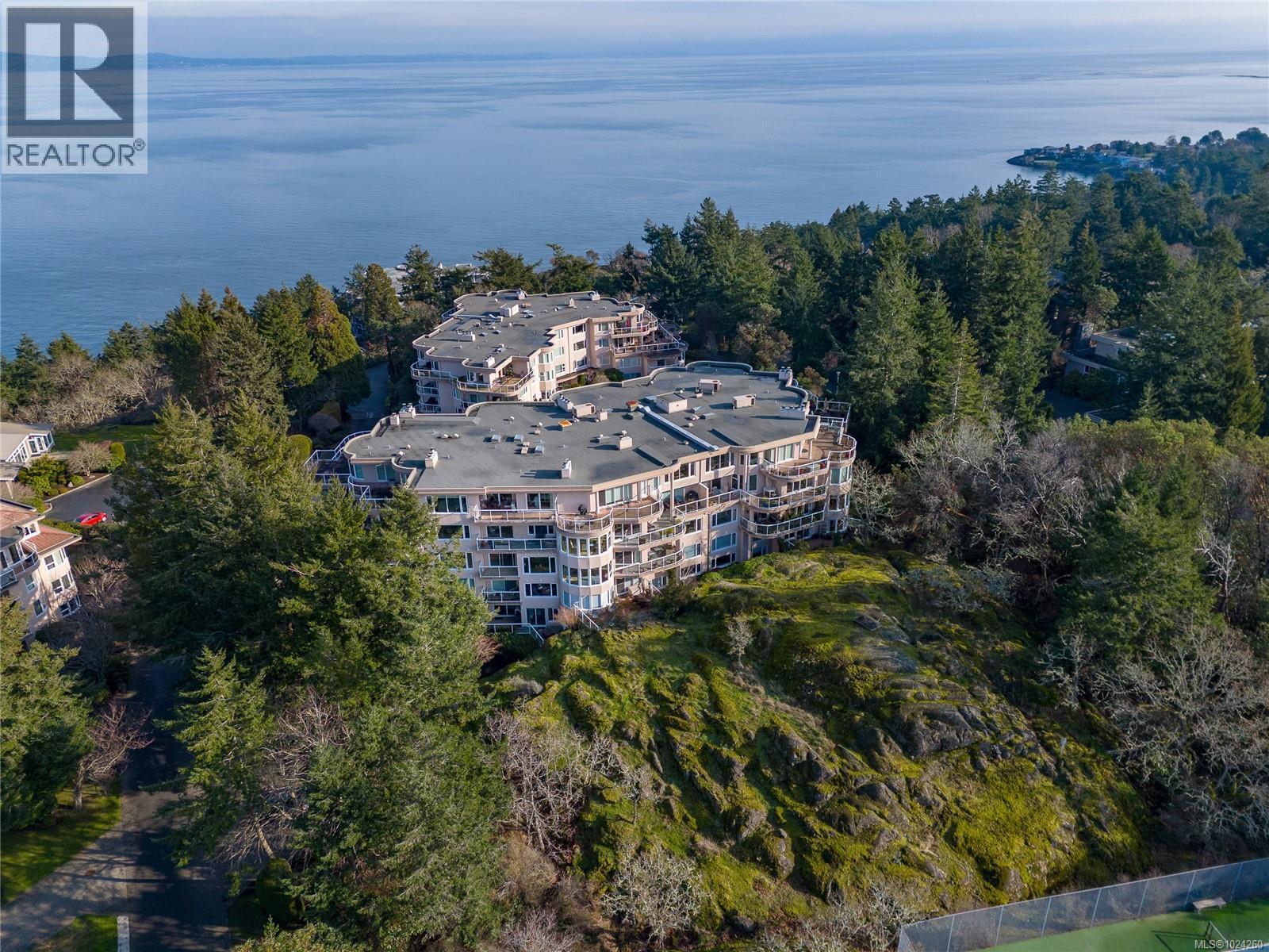 5407 2829 Arbutus Road, Saanich