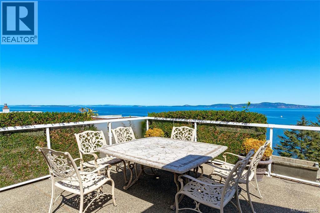 5407 2829 Arbutus Road, Saanich