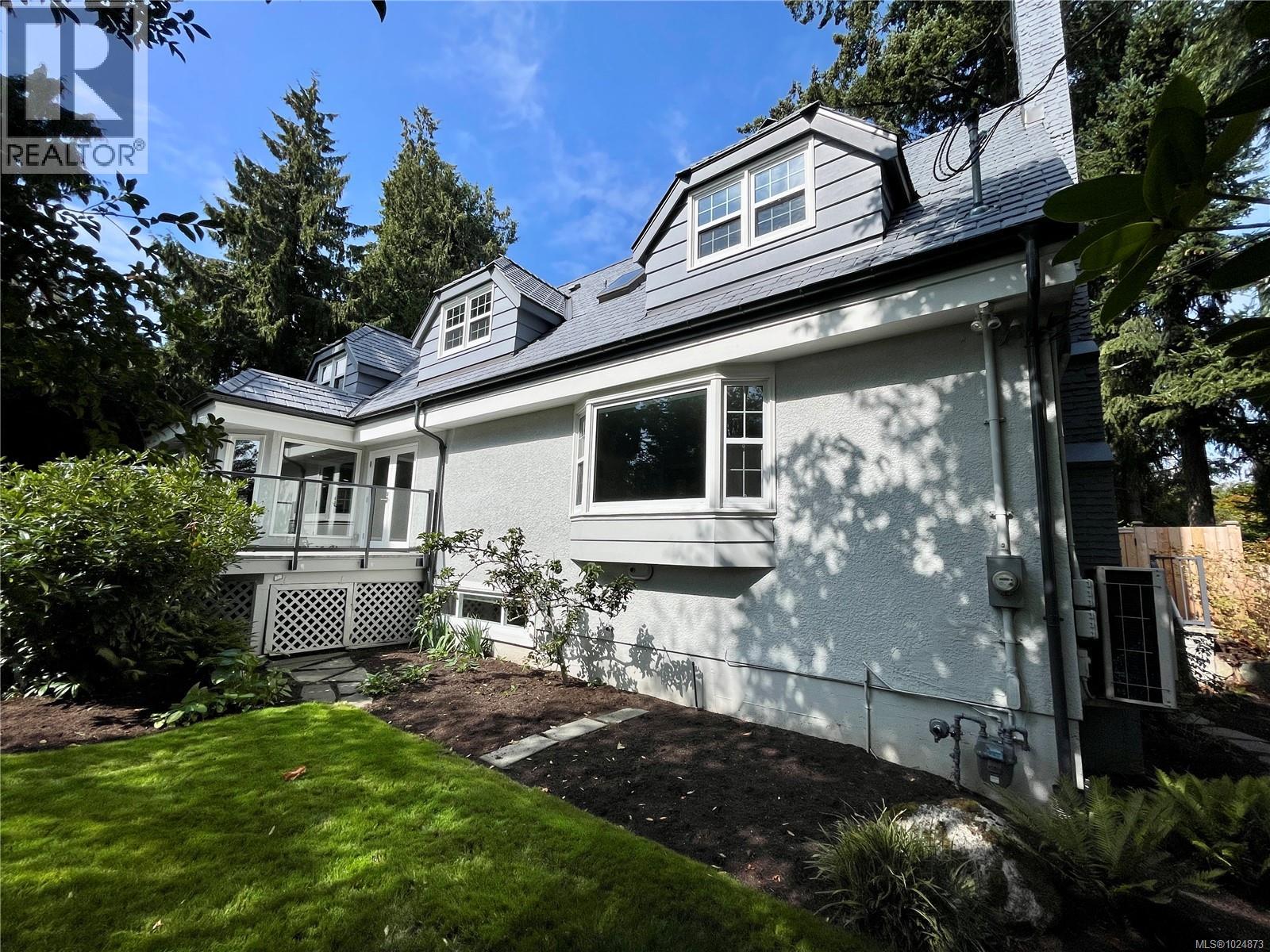 3977 Lexington Ave, Saanich