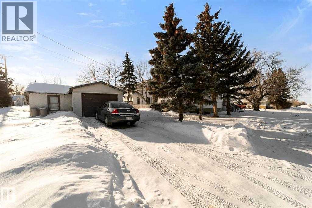 5037 54 Street - Photo 2 of 17, Daysland, Alberta