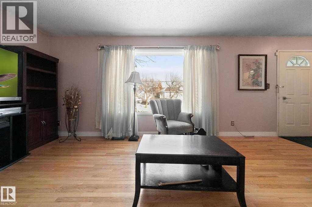 5037 54 Street - Photo 3 of 17, Daysland, Alberta