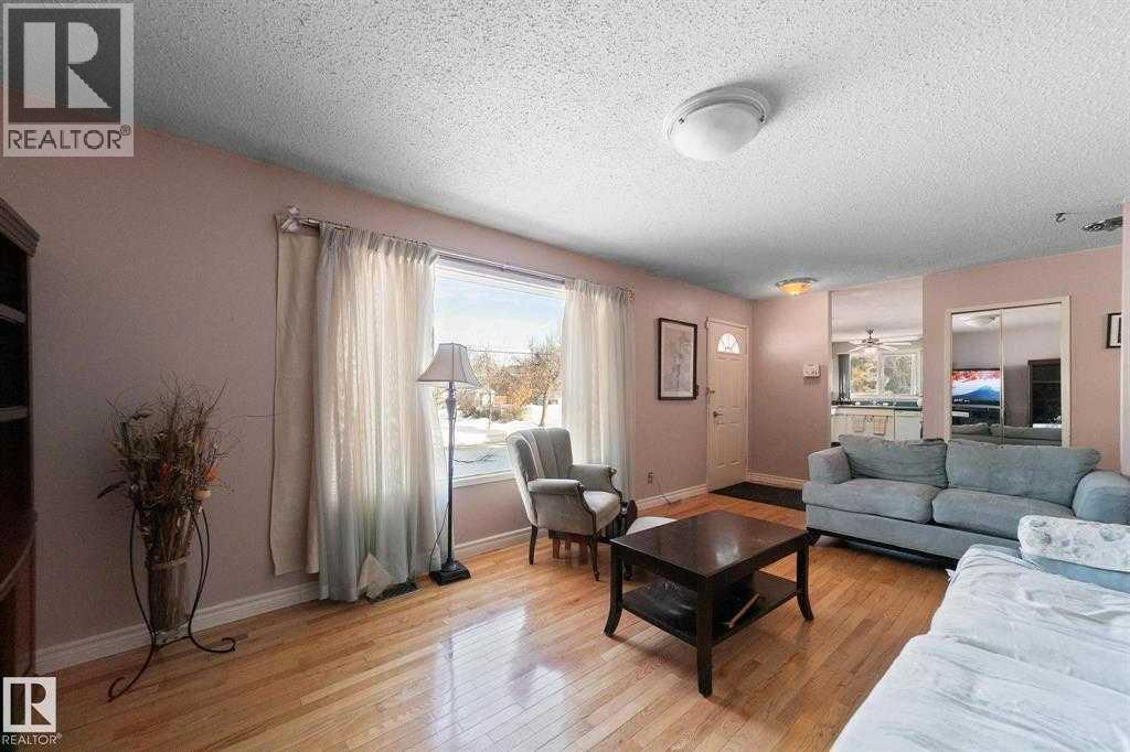 5037 54 Street - Photo 4 of 17, Daysland, Alberta