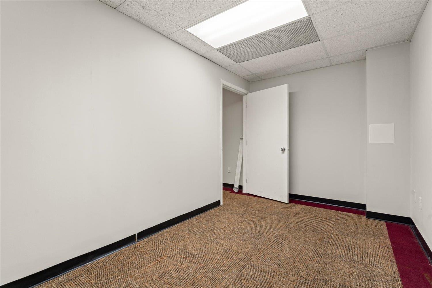 Office in Langley - Image 13