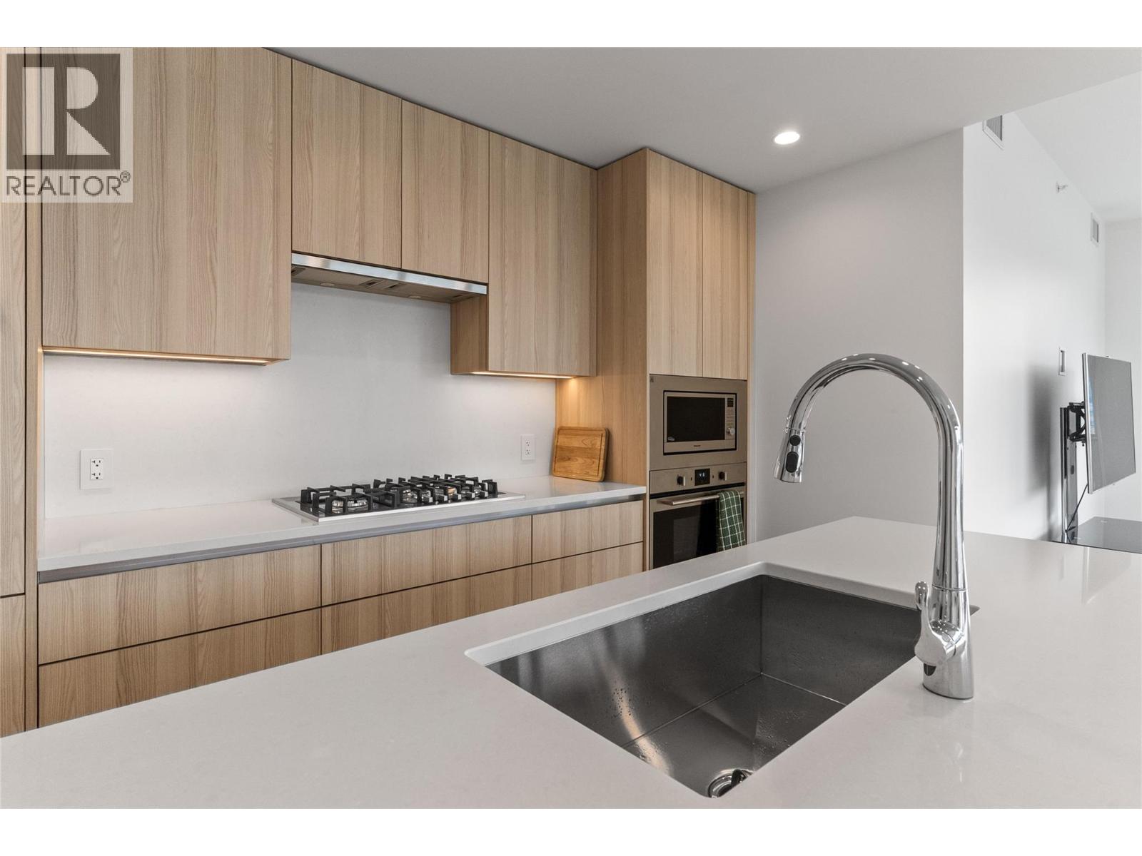 1408 238 Leon Avenue, Kelowna