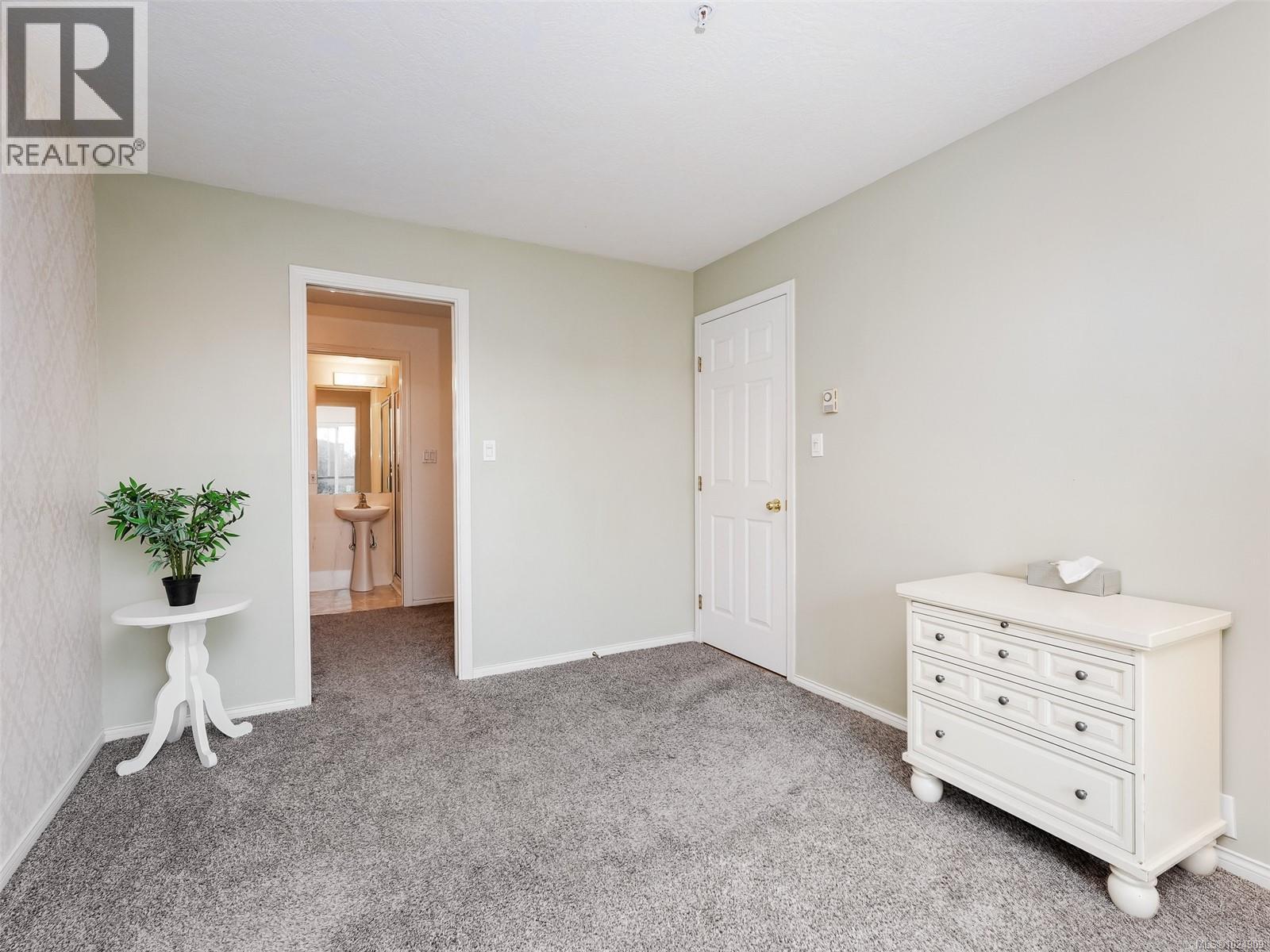 202 1694 Cedar Hill Cross Road, Saanich