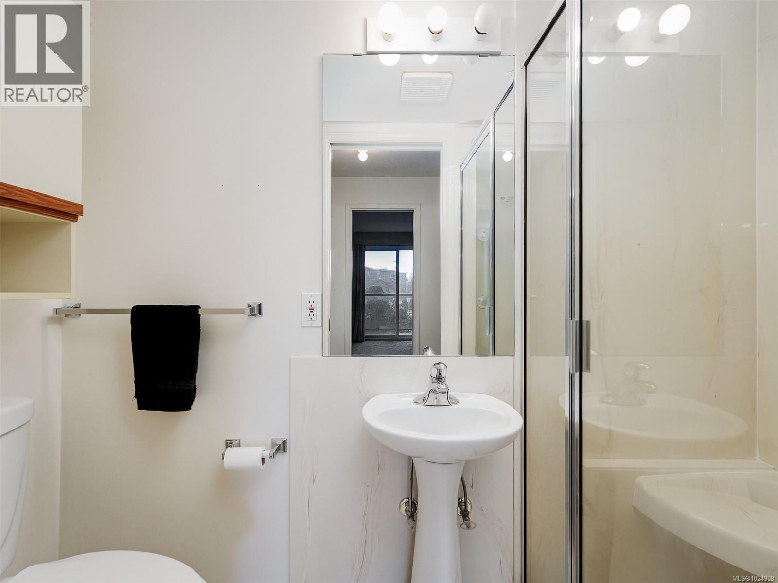 202 1694 Cedar Hill Cross Road, Saanich