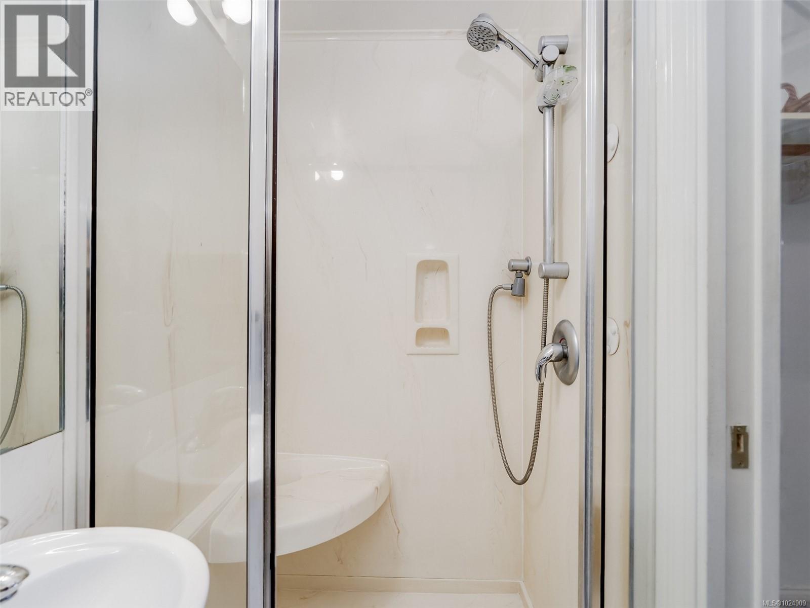 202 1694 Cedar Hill Cross Road, Saanich