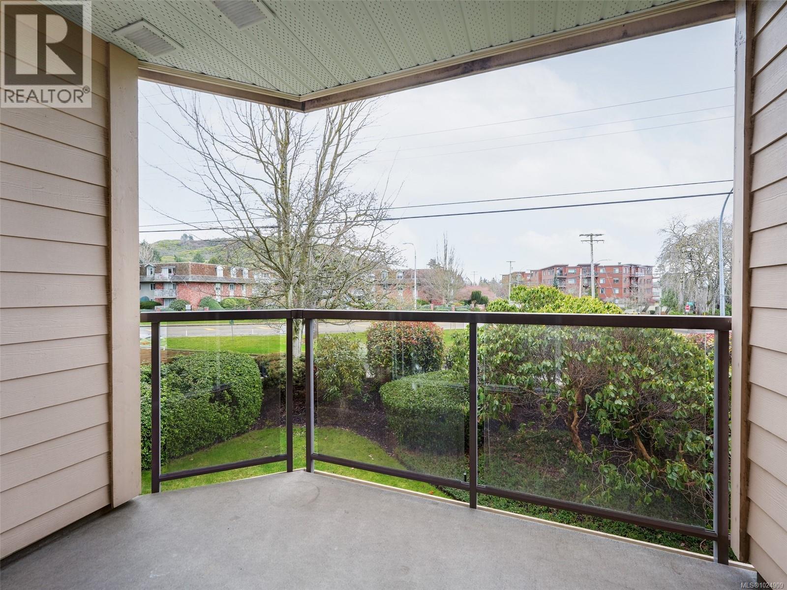 202 1694 Cedar Hill Cross Road, Saanich