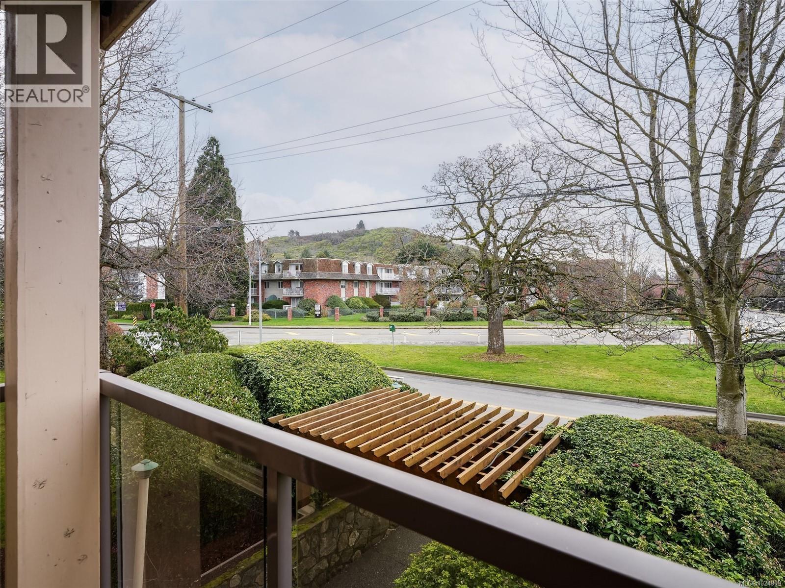 202 1694 Cedar Hill Cross Road, Saanich