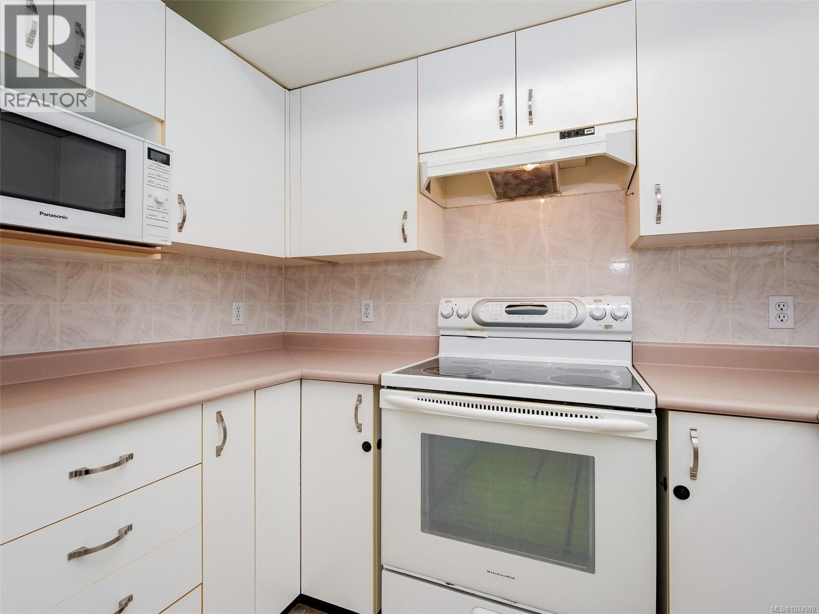 202 1694 Cedar Hill Cross Road, Saanich