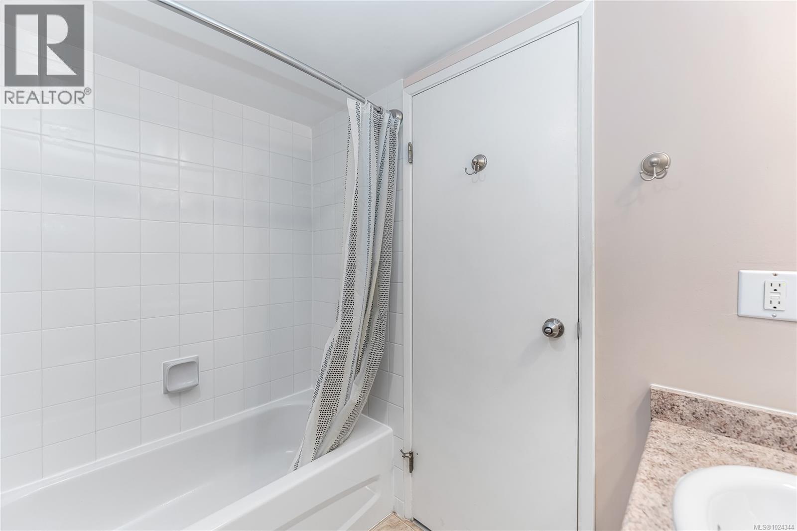 205 1490 Garnet Road, Saanich