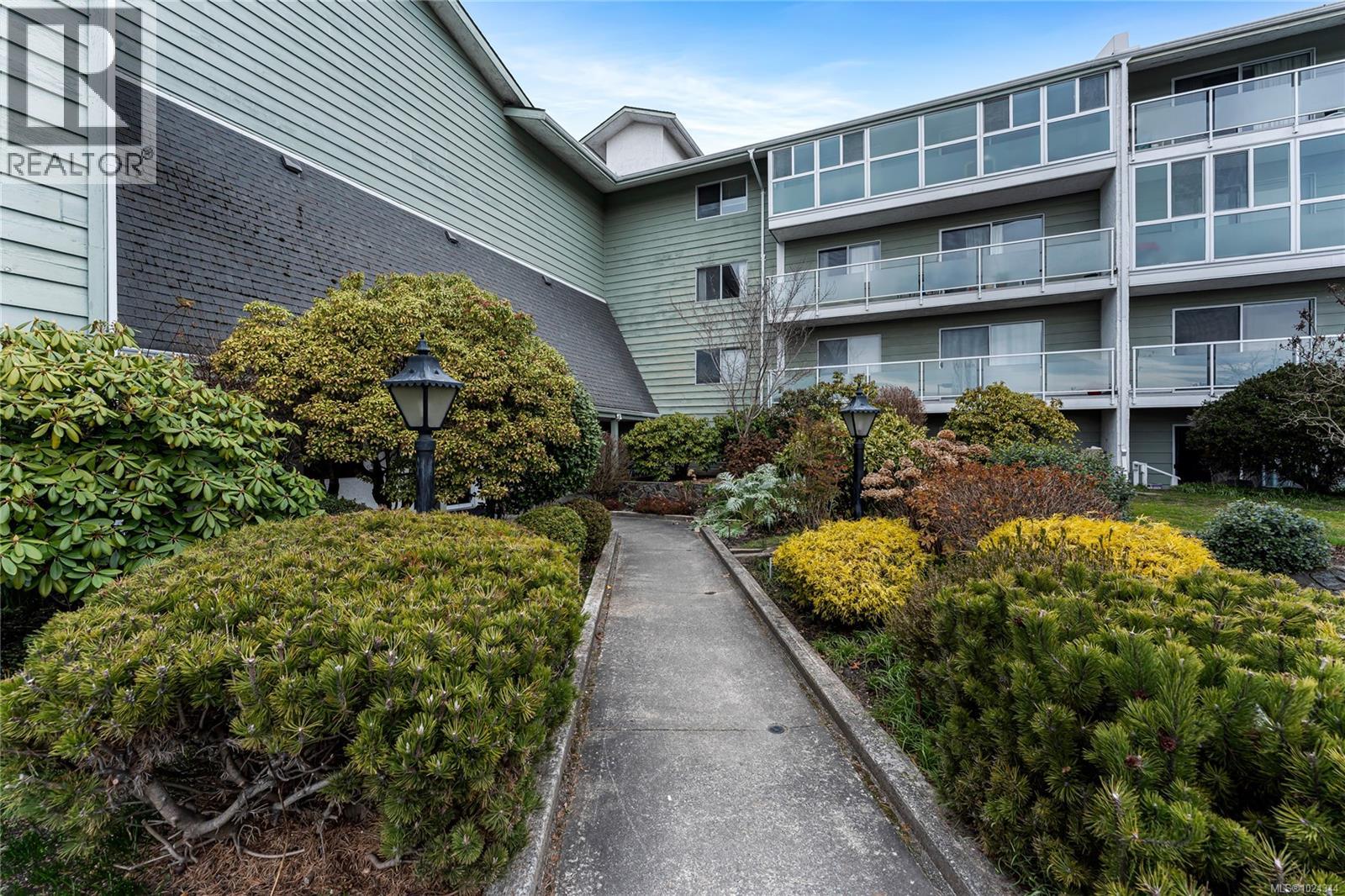 205 1490 Garnet Road, Saanich