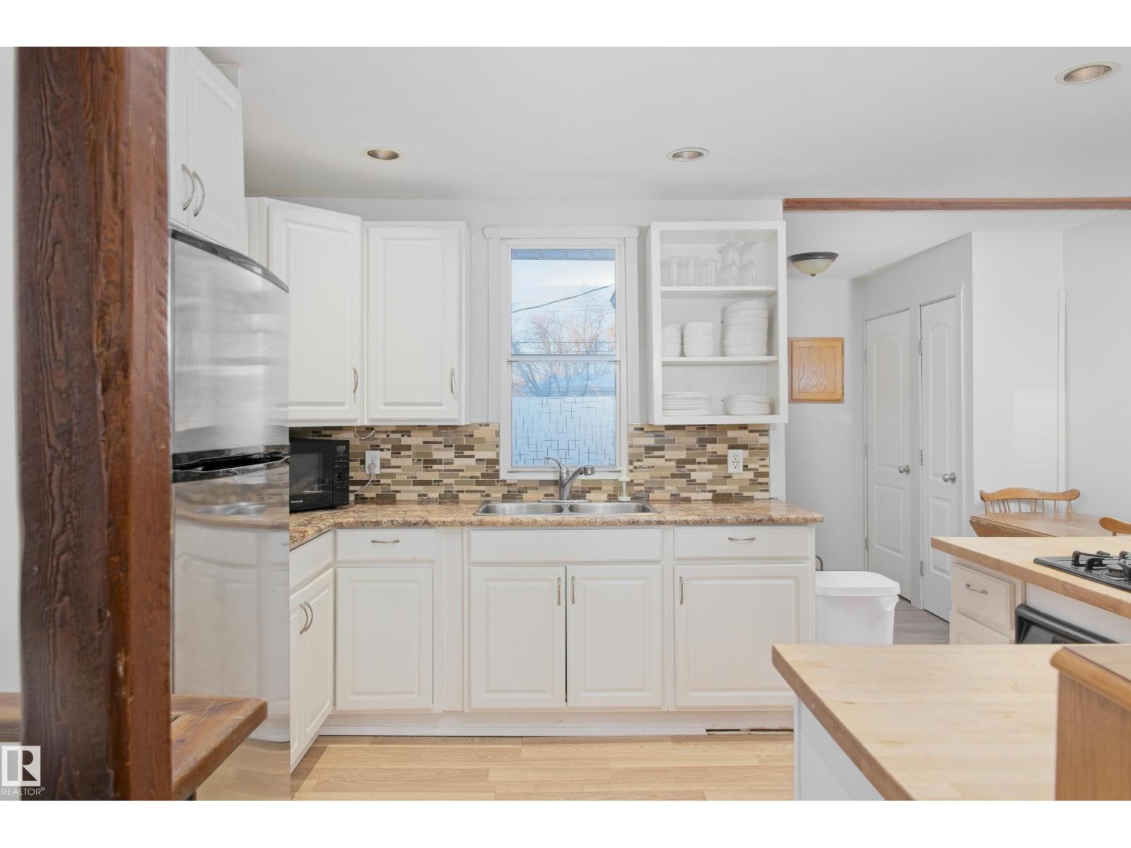 5016 53 ST - Photo 4 of 27, Barrhead, Alberta