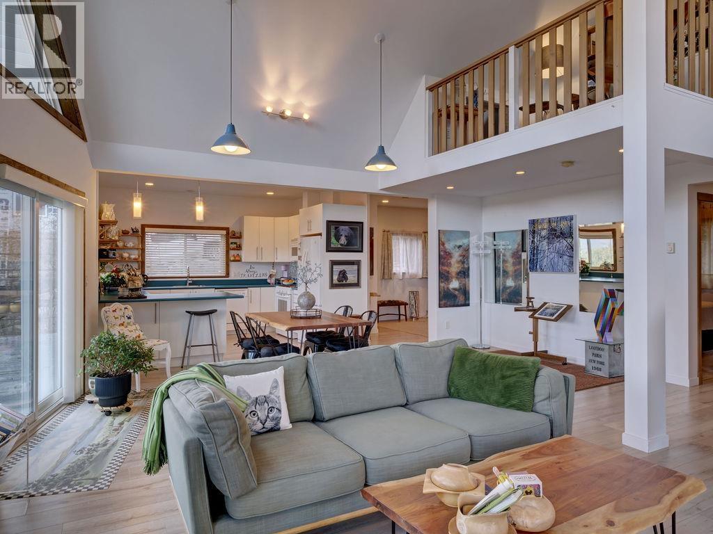 5280 CECIL HILL ROAD, Madeira Park