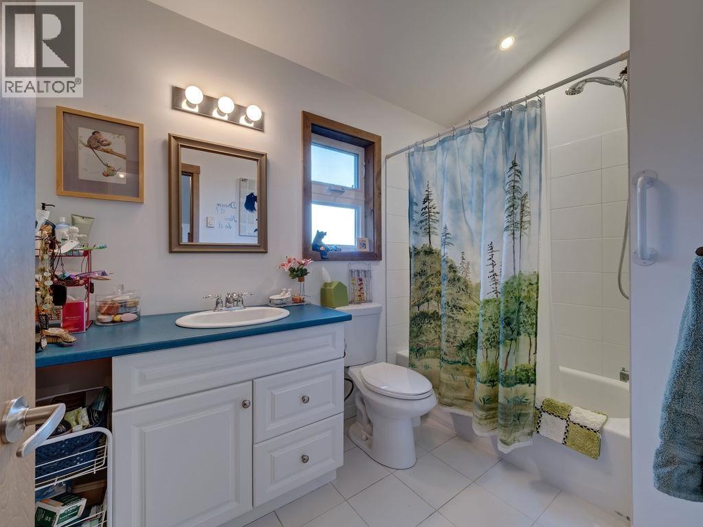 5280 CECIL HILL ROAD, Madeira Park