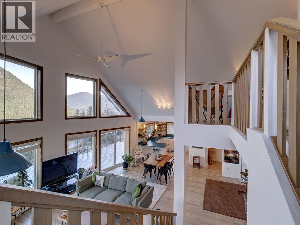 5280 CECIL HILL ROAD, Madeira Park