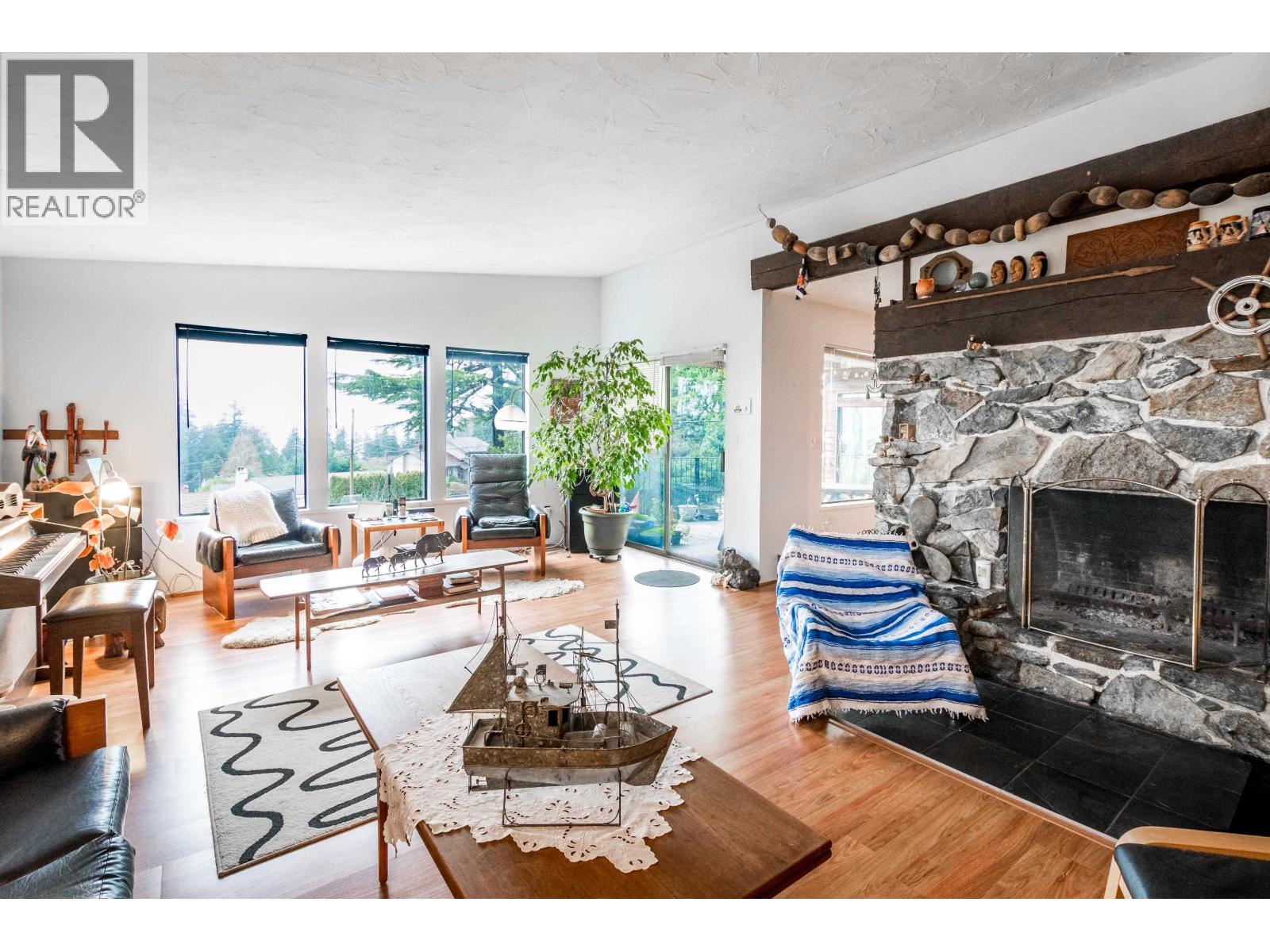 4908 LAUREL AVENUE, Sechelt