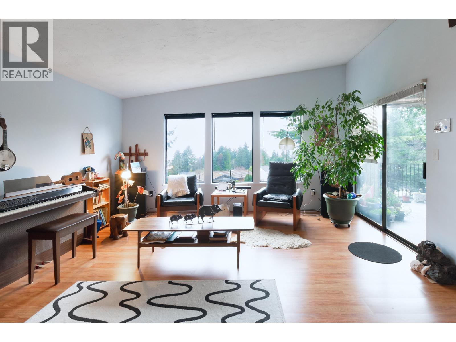 4908 LAUREL AVENUE, Sechelt