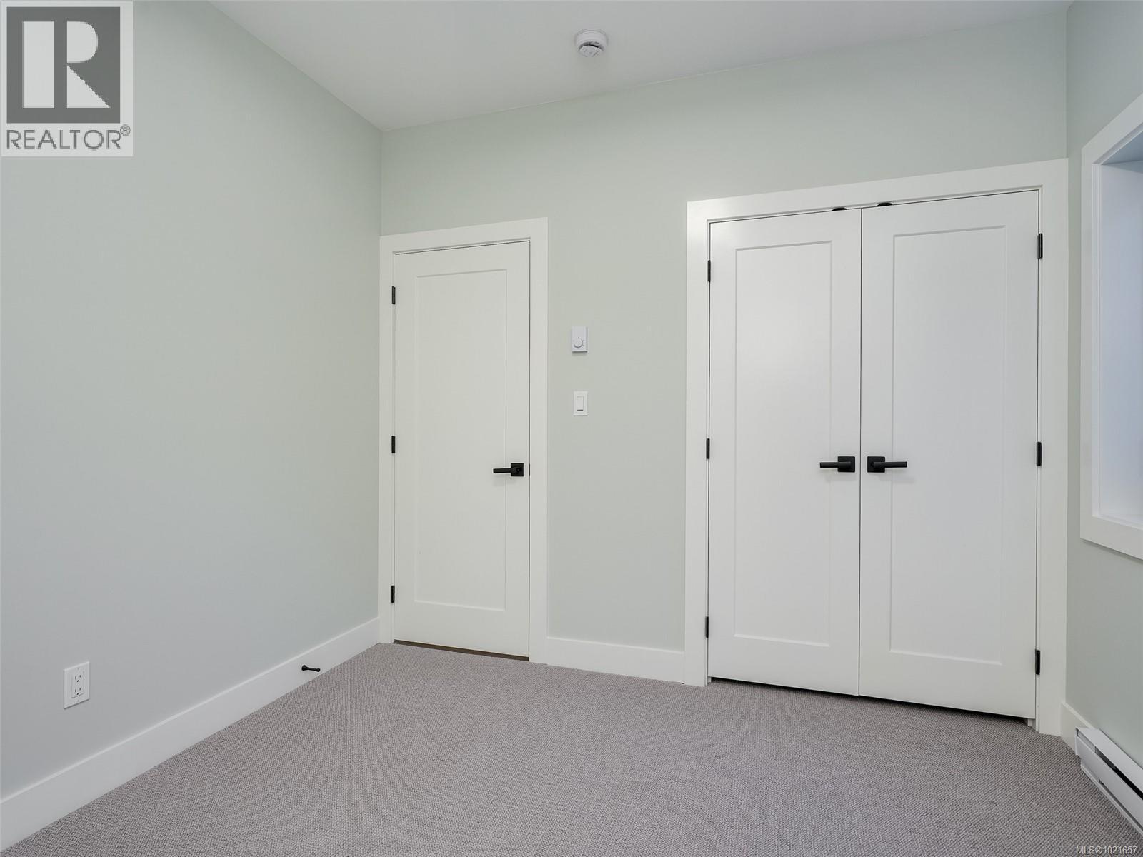 10950 Chalet Rd, North Saanich