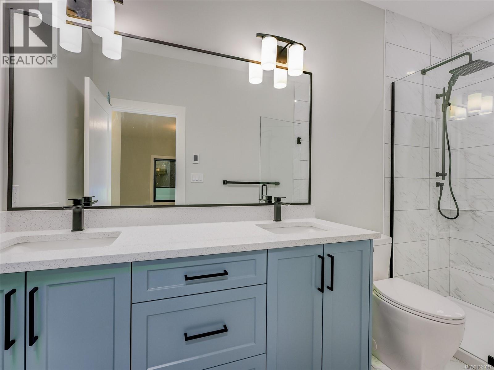 10950 Chalet Rd, North Saanich