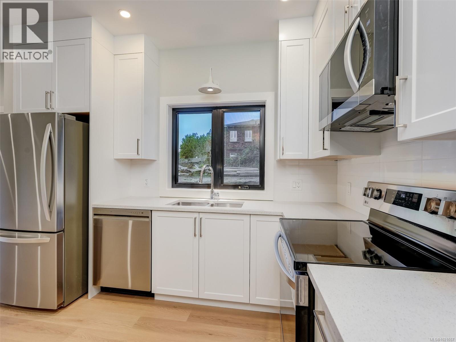 10950 Chalet Rd, North Saanich