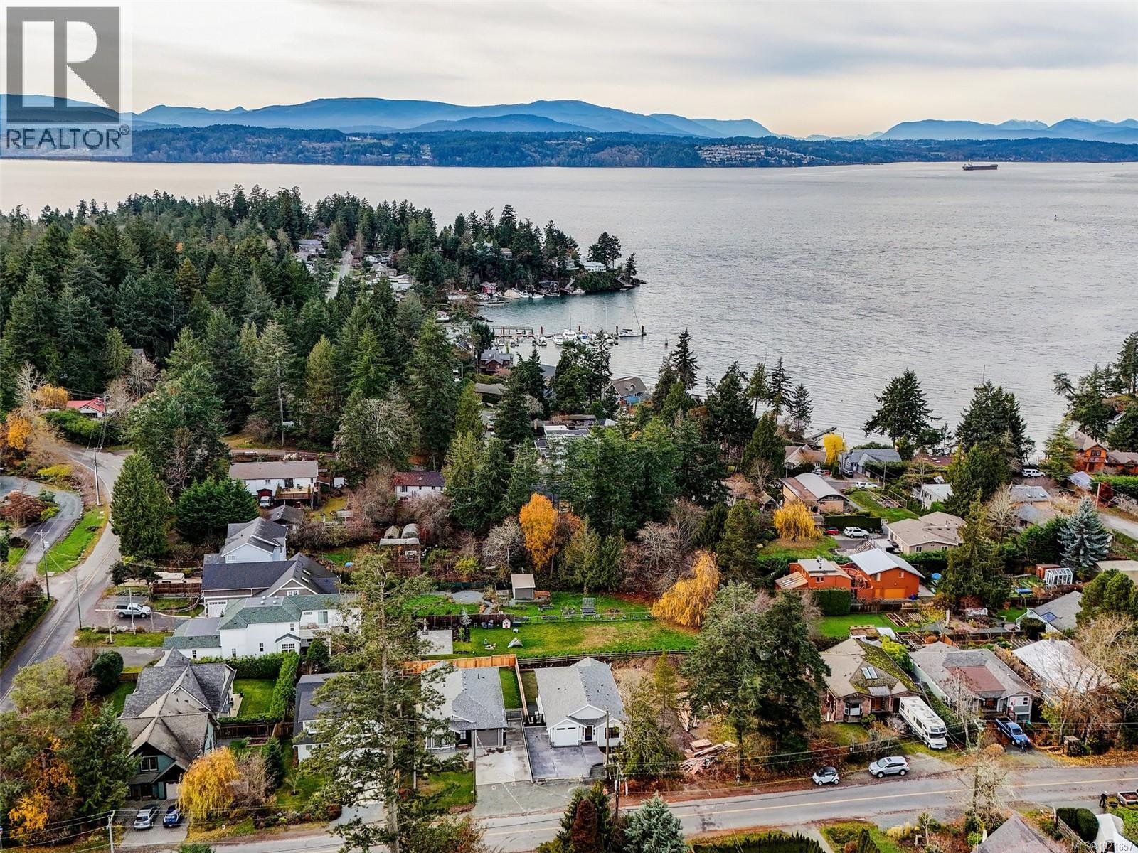 10950 Chalet Rd, North Saanich