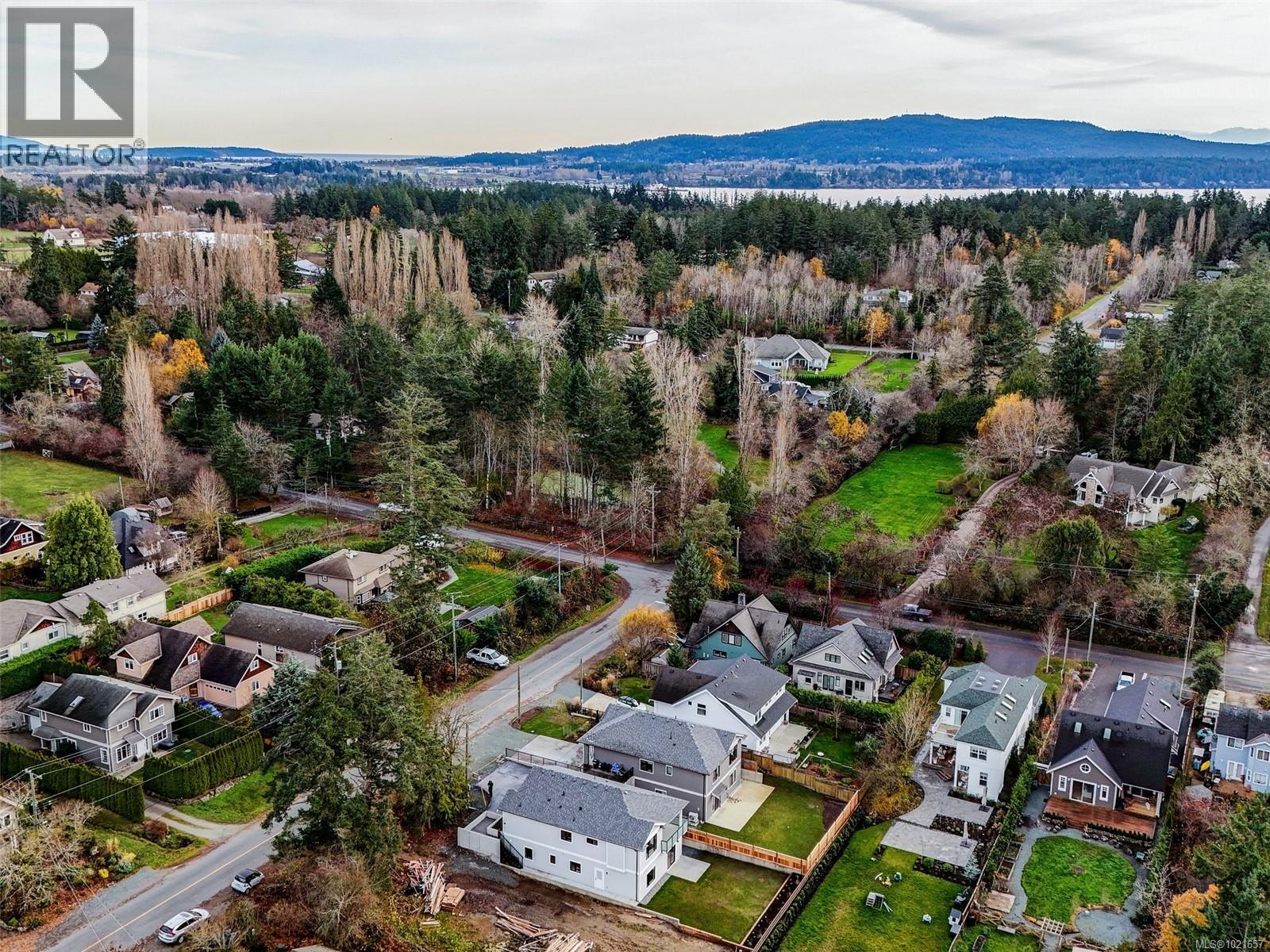 10950 Chalet Rd, North Saanich