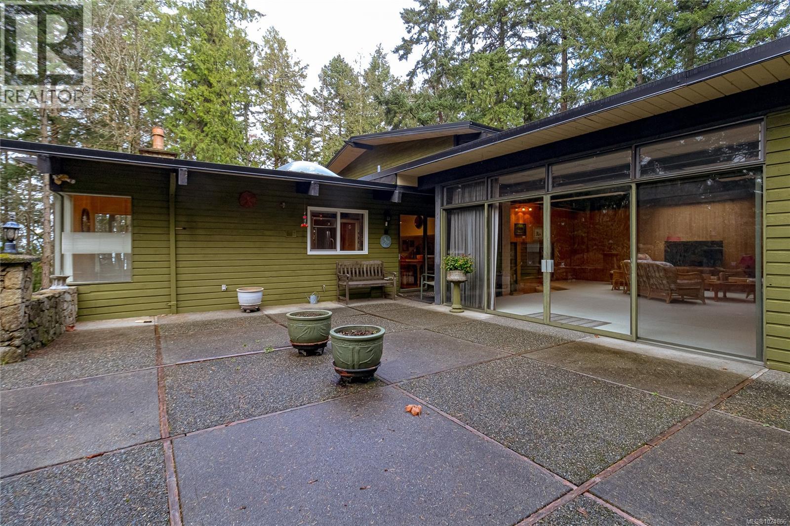 9565 Ardmore Dr, North Saanich