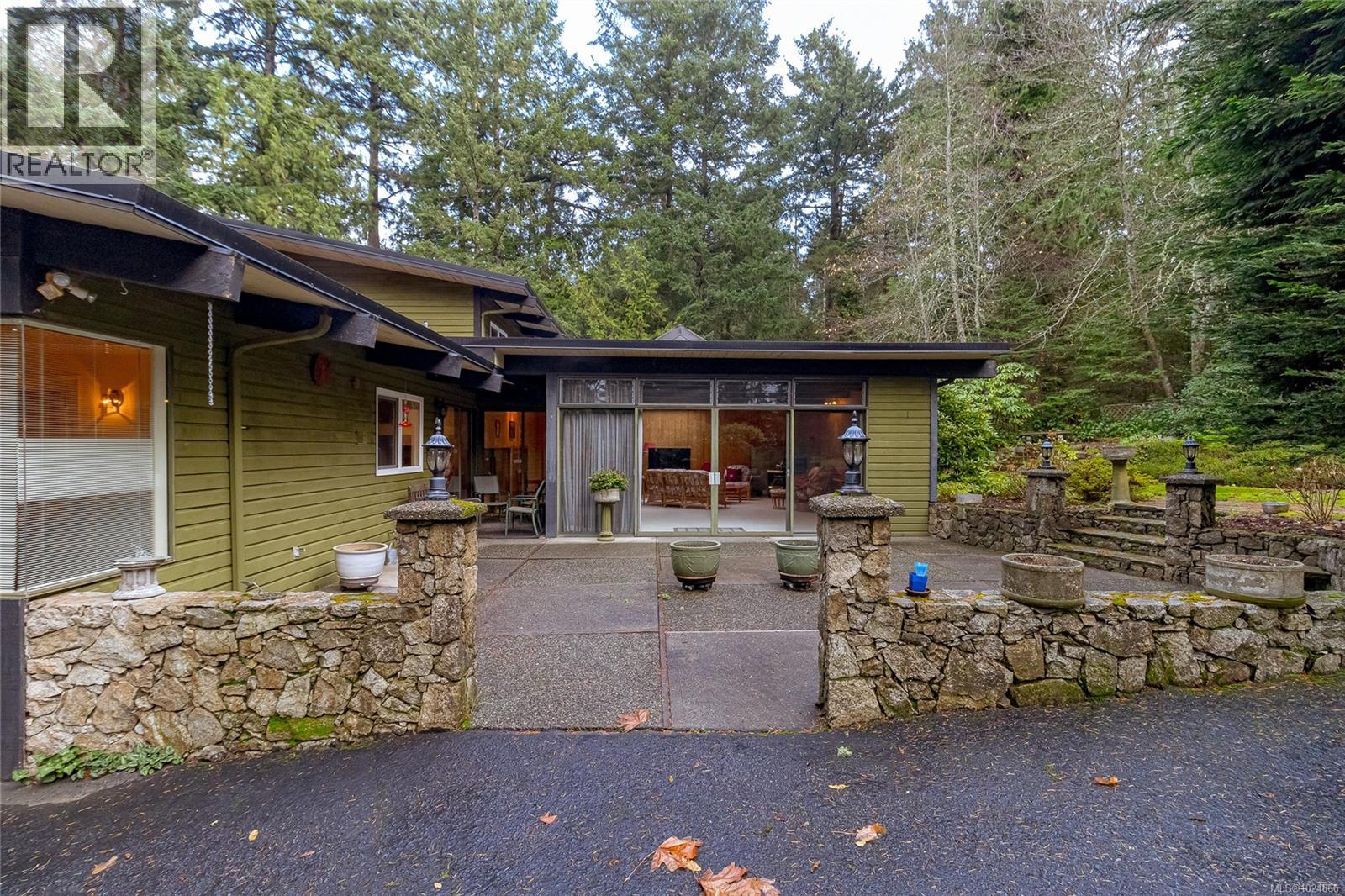 9565 Ardmore Dr, North Saanich