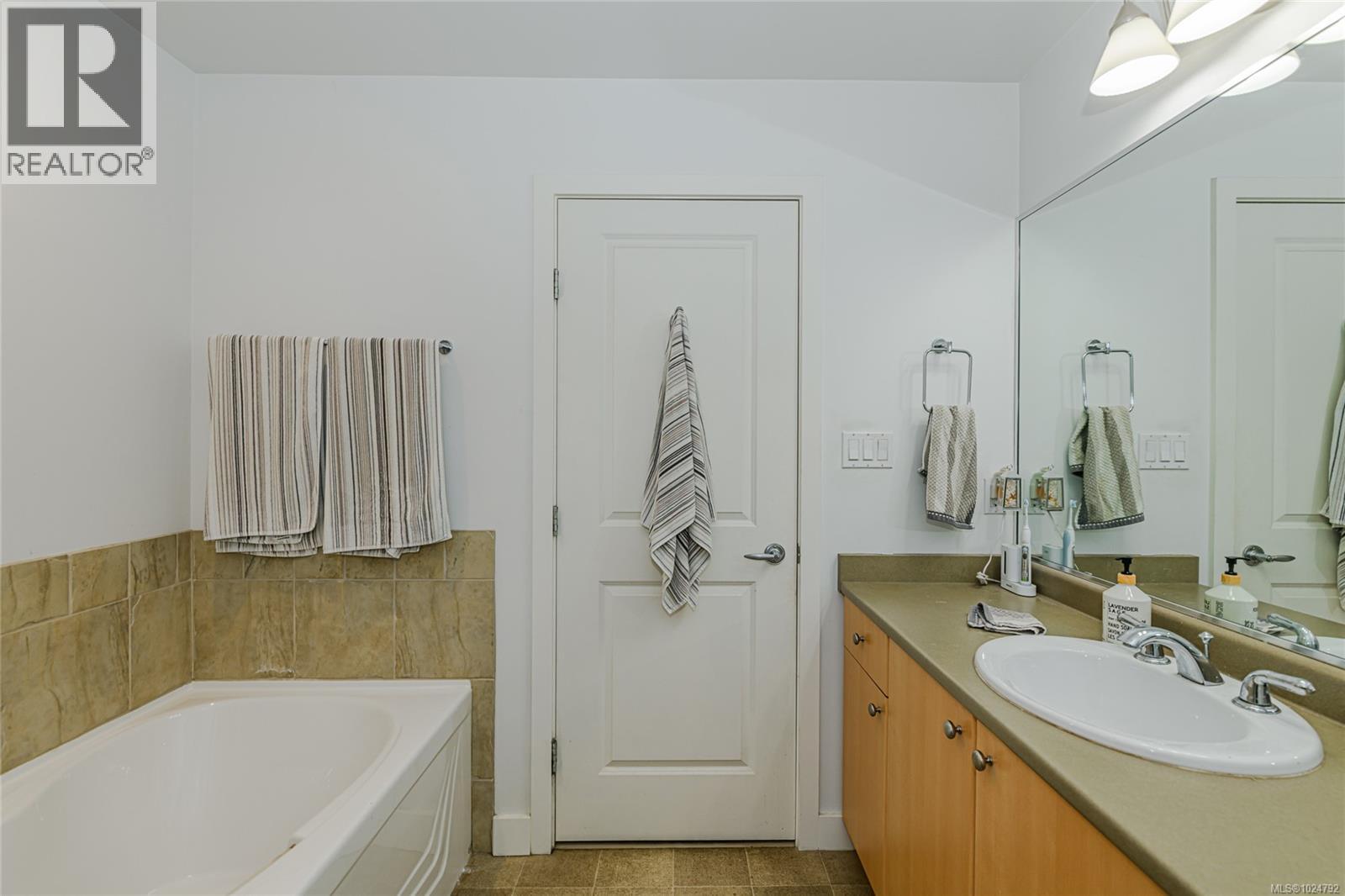 206D 1115 Craigflower Rd, Esquimalt