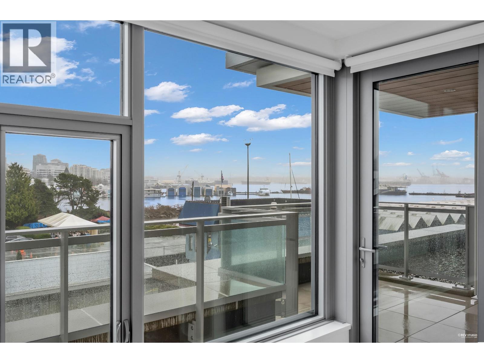 320 755 HARBOURSIDE DRIVE, North Vancouver