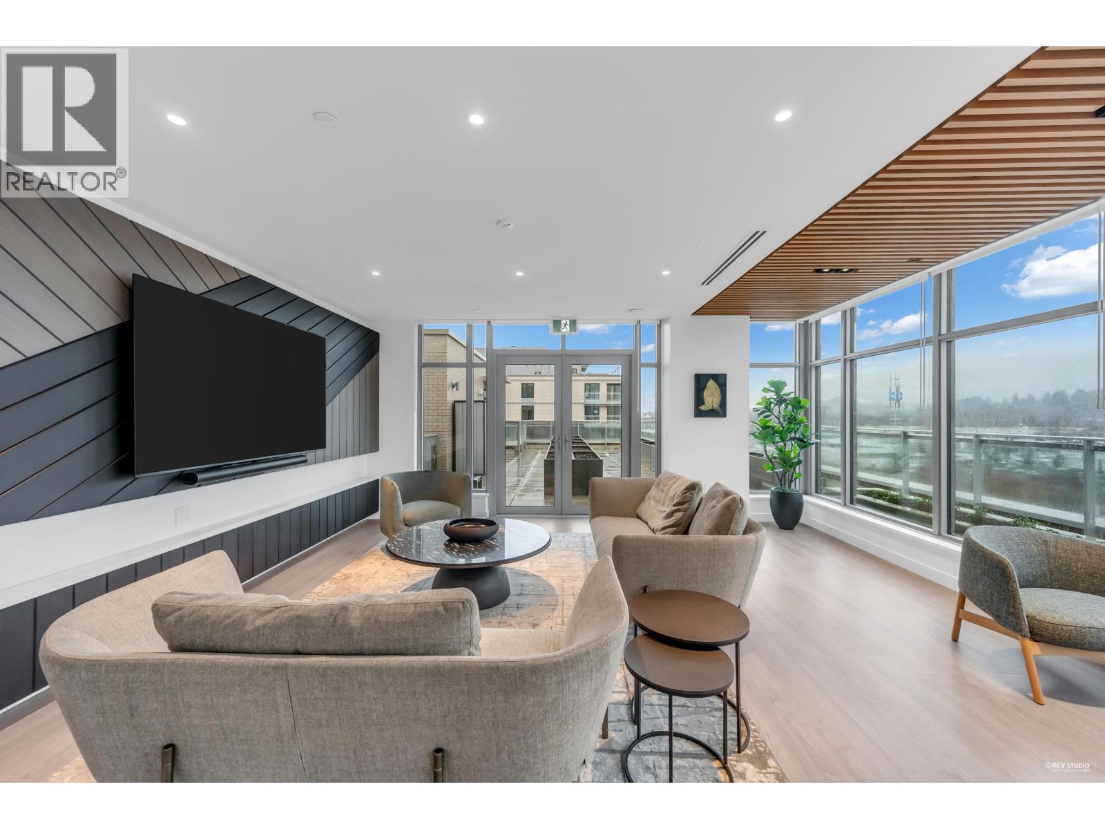 320 755 HARBOURSIDE DRIVE, North Vancouver