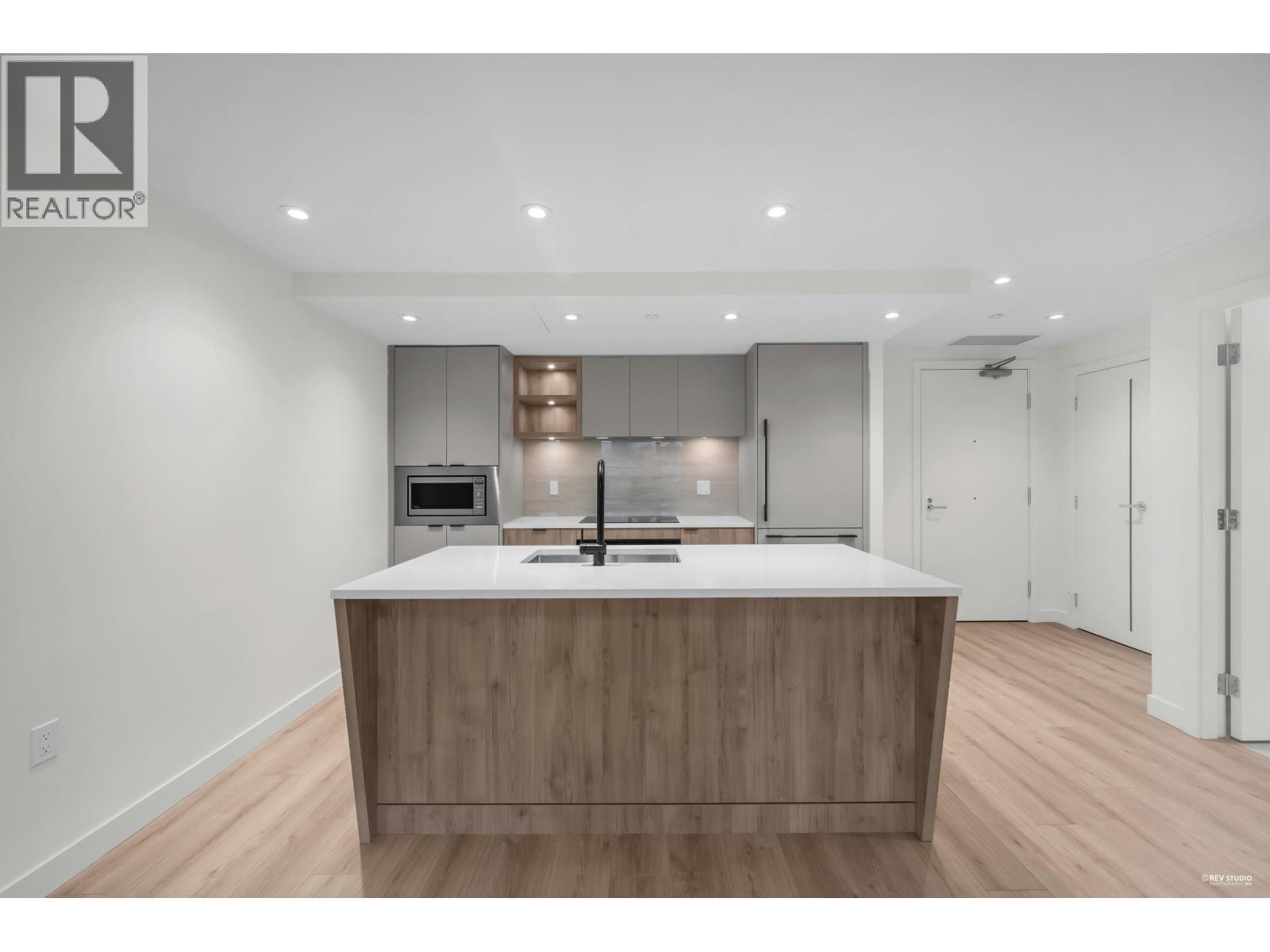 320 755 HARBOURSIDE DRIVE, North Vancouver