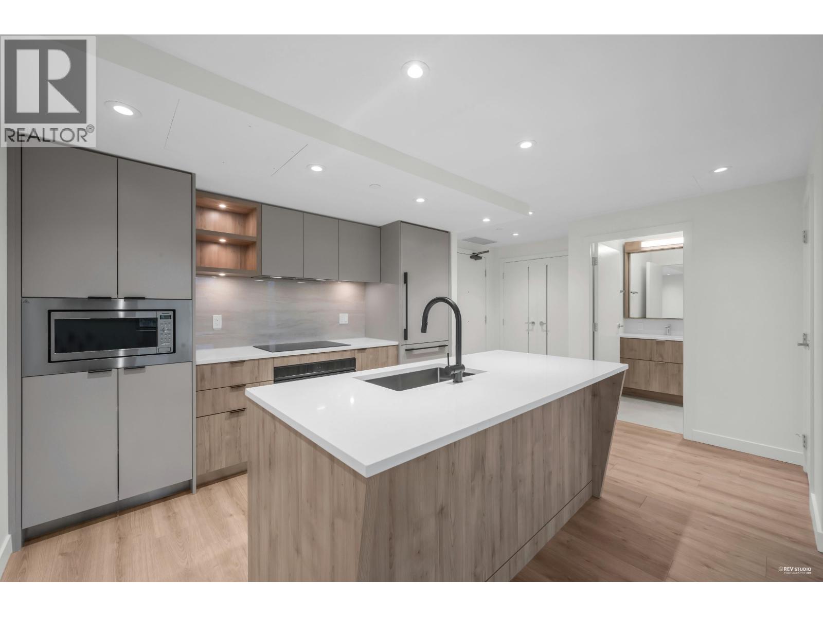 320 755 HARBOURSIDE DRIVE, North Vancouver