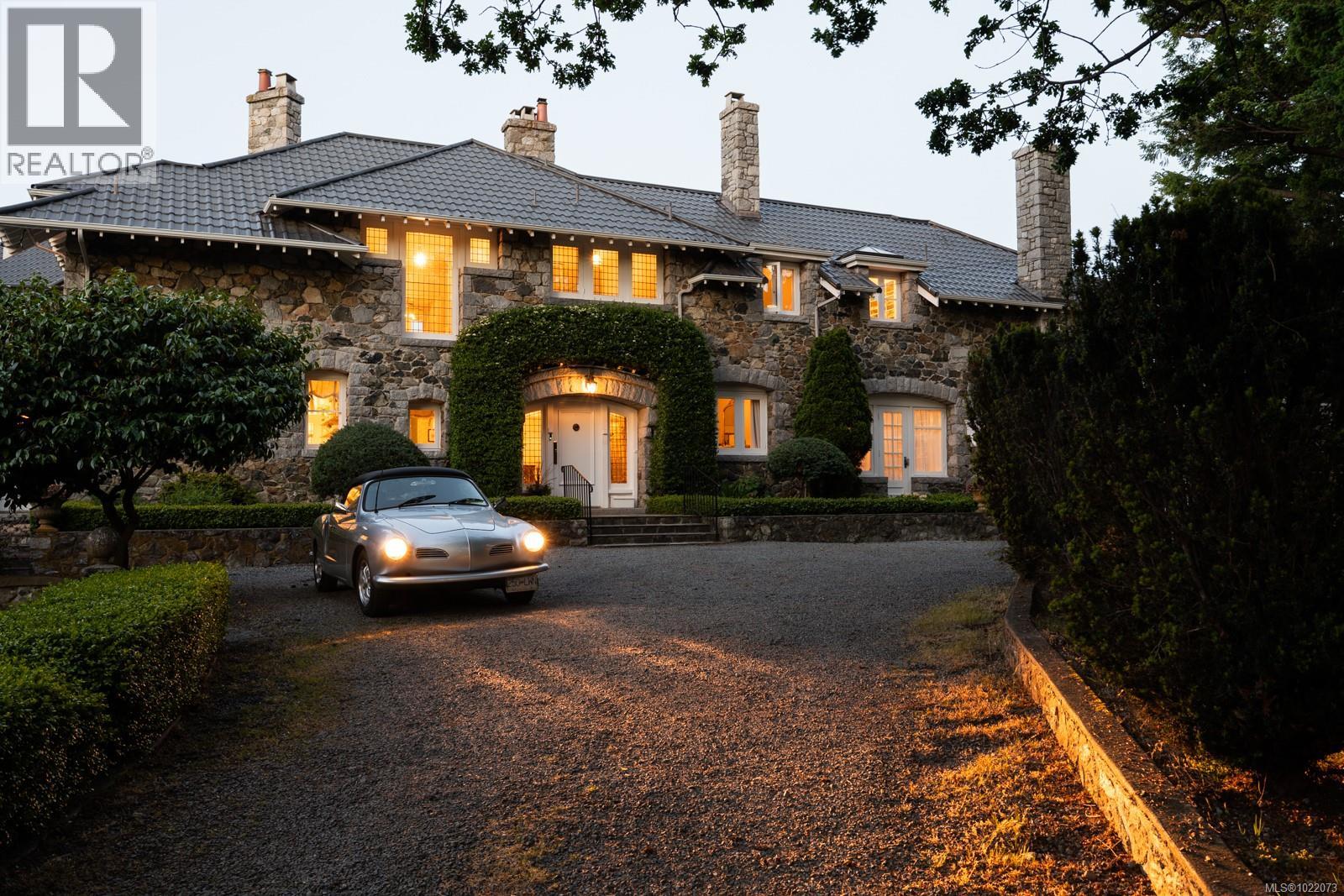  305 Denison Road, Oak Bay