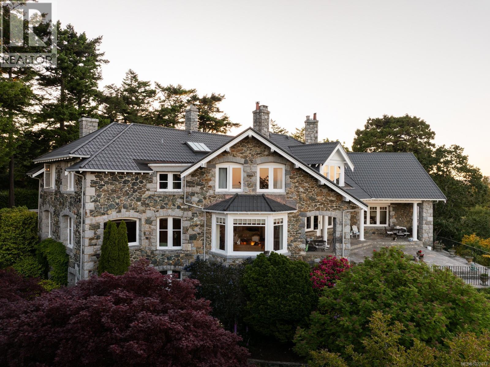  305 Denison Road, Oak Bay